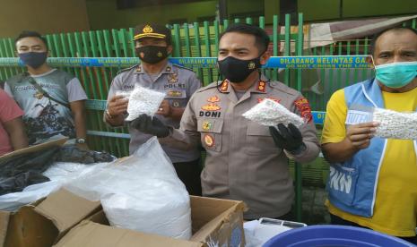 Kapolres Tasikmalaya Kota AKBP Doni Hermawan menunjukkan barang bukti hasil penggeledahan pabrik obat terlarang rumahan di Kecamatan Cipedes, Kota Tasikmalaya, Sabtu (12/6).