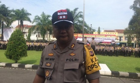 Kapolres Tasikmalaya Kota AKBP Febry Kurniawan Ma'ruf melepas ratusan personelnya untuk mengamankan lokasi TPS di Tasikmalaya, Ahad (14/4).