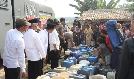 KapolresPurwakarta AKBP Matrius, pimpin pendistribusian air bersih bagi warga di Desa Batutumpang, Kecamatan Tegalwaru, yang terdampak kekeringan, Selasa (2/7).