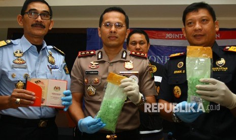 Kapolresta Bandara Soetta AKBP Viktor T Tambunan (tengah).