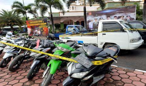 Polisi menunjukkan barang bukti dalam rilis kasus pencurian kendaraan bermotor.