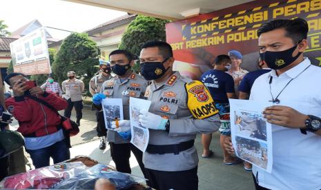 Kapolresta Bandung, Kombes Pol Hendra Kurniawan mengungkapkan kasus penganiayan dan pembakaran di Mapolresta Bandung, Soreang, Kabupaten Bandung, Senin (16/11). Polisi menangkap lima orang pelaku pengeroyokan dan dua orang pelaku pembakaran.