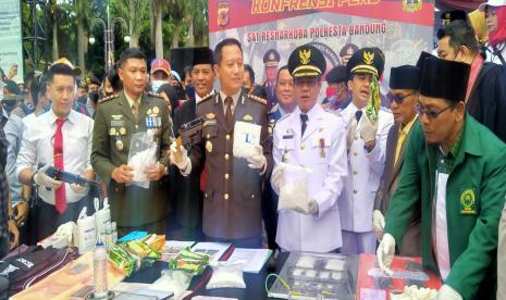 Kapolresta Bandung Kombes Pol Kusworo Wibowo dan Bupati Bandung Dadang Supriatna mengungkap penggagalan peredaran narkotika jenis sabu sebanyak 3 kilogram seusai HUT Kemerdekaan RI di Lapang Upakarti Pemkab Bandung, Rabu (17/8/2022). 