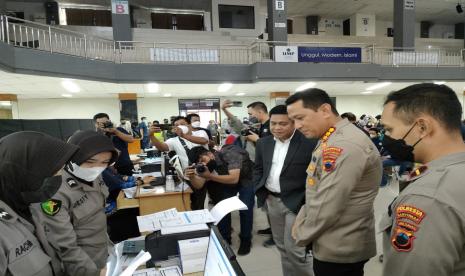  Kapolresta Banyumas dan Rektor UMP memantau pelaksanaan vaksinasi di Auditorium Ukhuwah Islamiyyah UMP, Jumat (17/6/22). 