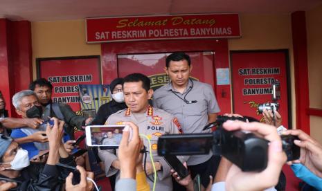 Kapolresta Banyumas Kombes Pol Edi Suranta Sitepu saat konferensi pers di Mapolresta Banyumas. 