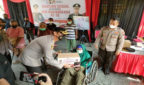 Kapolresta Banyumas saat membagikan bansos dalam rangka HUT Bhayangkara yang ke-76 di Mapolresta Banyumas, Senin (20/6/2022). 