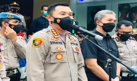 Kapolresta Bogor Kota, Kombes Pol Susatyo Condro saat menggelar press conference di Bogor Indah Plaza, Selasa (26/4). Kombes Pol Susatyo Purnomo Condro mengungkapkan, Tim Kujang yang melakukan operasi berhasil menangkap delapan pemuda pelaku tawuran. Dimana, kebanyakan aksi tawuran tersebut terjadi pada malam hari menjelang sahur. 