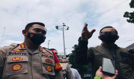 Kapolresta Bogor Kota, Kombes Pol Susatyo Purnomo Condro dan Wali Kota Bogor, Bima Arya Sugiarto mengungkap pengendara moge pelanggar ganjil-genap di Balai Kota Bogor, Sabtu (13/2). 