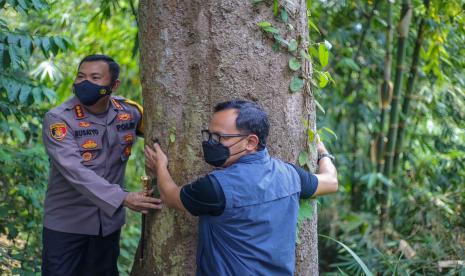 Kapolresta Bogor Kota Kombes Pol Susatyo Purnomo Condro dan Wali Kota Bogor Bima Arya Sugiarto berfoto di pohon durian wajit berusia 80 tahun, di Kampung Durian Rancamaya. 