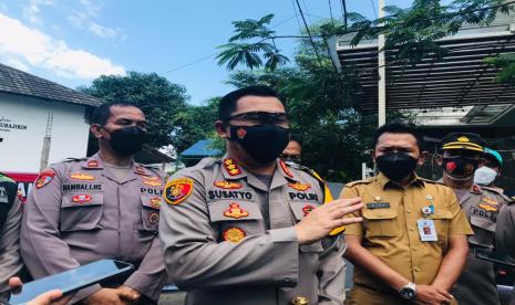 Kapolresta Bogor Kota, Kombes Pol Susatyo Purnomo Condro diwawancara usai acara vaksinasi oleh Polresta Bogor di Perumahan Kedaton Grande, Senin (5/7).