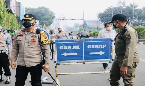 Kapolresta Bogor Kota, Kombes Pol Susatyo Purnomo Condro memantau check point ganjil-genap di Baranangsiang, Bogor Timur, Kota Bogor, Jumat (23/7). 