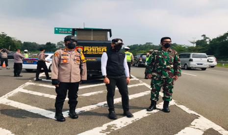 Kapolresta Bogor Kota Kombes Pol Susatyo Purnomo Condro, Wali Kota Bogor Bima Arya Sugiarto, dan Komandan Kodim 0606 Kolonel Inf Roby Bulan, Ahad (16/5) siang menutup akses masuk ke Kota Bogor melalui gerbang Tol Bogor. 