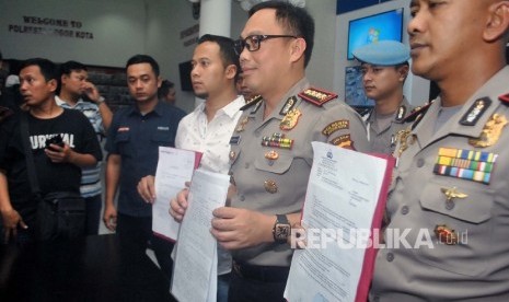 Kapolresta Bogor Kota Kombes Pol Ulung Sampurna Jaya (tengah) menunjukkan barang bukti berkas surat keterangan dan hasil otopsi kepada wartawan terkait tewasnya siswa SMA di Bogor yang tewas berkelahi di Bogor, Jawa Barat, Kamis (21/9). Polresta Bogor Kota menetapkan tiga orang tersangka dalam kasus tewasnya siswa kelas X SMA Budi Mulya, Kota Bogor Hilarius Christian Evant Raharjo dalam perkelahian ala Gladiator dengan siswa SMA Mardi Yuana pada 2016 lalu.