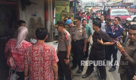 Kapolresta Cimahi AKBP Rusdy Pramana SiK melakukan sidak ke sejumlah pedagang ayam npotong di pasar tradisional. 