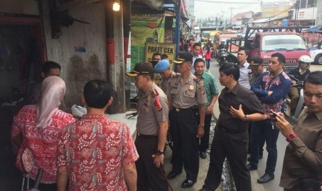 Kapolresta Cimahi AKBP Rusdy Pramana SiK melakukan sidak ke sejumlah pedagang ayam potong di pasar tradisional. 