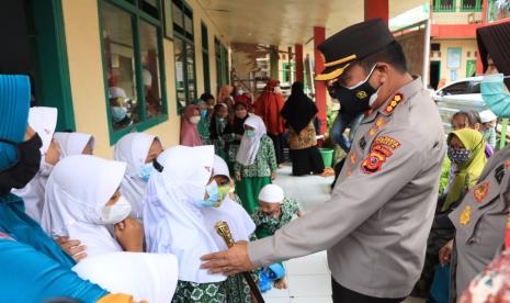 Kapolresta Cirebon, Kombes Pol Arif Budiman, saat melaksanakan monitoring Vaksinasi Merdeka bagi anak usia 6 - 11 tahun, di MI Maharesi Siddiq, Desa Kubang, Kecamatan Talun, Kabupaten Cirebon, Kamis (13/1/2022).