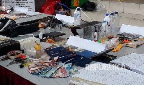 Kapolresta Denpasar, Kombes Pol Hadi Purnomo memaparkan kasus penangkapan kader Partai Gerindra yang juga Wakil Ketua DPRD Provinsi Bali, Komang Swastika di Mapolresta Denpasar, Senin (6/11).