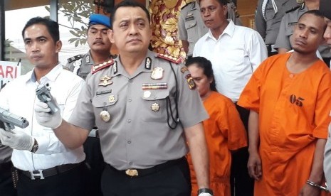 Kapolresta Denpasar, Kombes Pol Hadi Purnomo memaparkan kasus penangkapan kader Partai Gerindra yang juga Wakil Ketua DPRD Bali, Komang Swastika di Mapolrestas Denpasar, Senin (6/11)