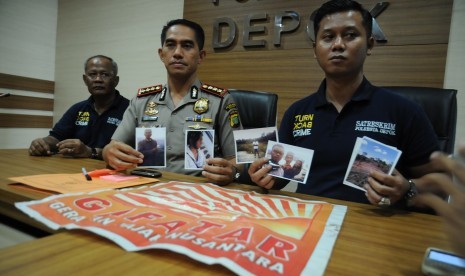 Kapolresta Depok Kombes Pol Dwiyono (tengah) bersama Kasat Reskrim Kompol Teguh Nugroho (kanan) menunjukkan foto satu keluarga yang hilang berikut atribut bendera Gerakan Fajar Nusantara (Gafatar) di Mapolresta Depok, Jawa Barat, Selasa (19/1).