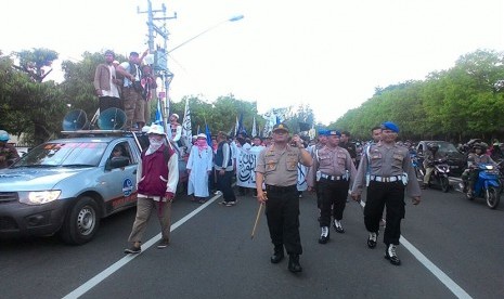 Kapolresta Surakarta, Kombespol Ahmad Lutfi terjun langsing mengawal masa yang melakukan demonstrasi bela Al Quran di Solo pada Jumat (4/11) siang. 