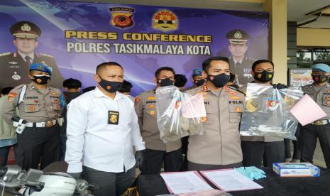 Kapolresta Tasikmalaya, AKBP Doni Hermawan melakukan konferensi pers terkait pengeroyokan yang dilakukan anggota geng motor XTC, Senin (4/1). 