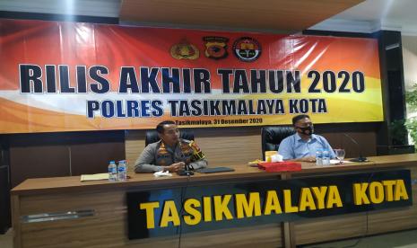 Kapolresta Tasikmalaya AKBP Doni Hermawan memberikan keterangan saat rilis akhir tahun 2020, Kamis (31/12). 