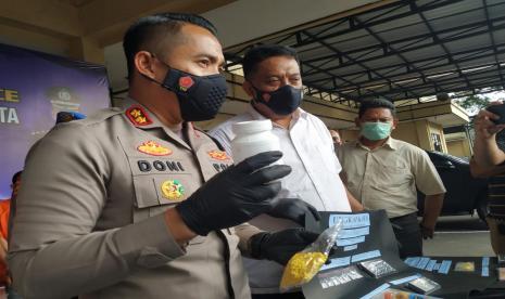 Kapolresta Tasikmalaya AKBP Doni Hermawan menunjukkan barang bukti narkotika hasil pengungkapan selama dua pekan terakhir di Mako Polresta Tasikmalaya.