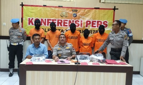  Kapolresta Yogyakarta, Kombes Pol Armaini menunjukkan bukti penipuan  menggunakan modus gendam beserta pelaku penipuan di Polresta Yogyakarta,  Senin (23/9). Armaini juga merilis dua pelaku penipuan dengan mengganjal  ATM.