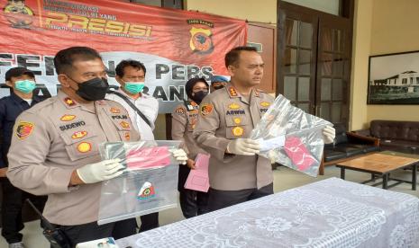 Kapolrestabes Bandung Kombes Pol Aswin Sipayung dan Kapolsek Cicendo Kompol Sudewo menunjukkan barang bukti berupa senjata tajam.