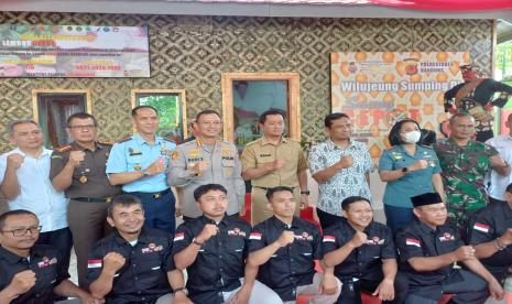 Kapolrestabes Bandung Kombes Pol Budi Sartono dan Plh Wali Kota Bandung Ema Sumarna meresmikan Lembur Cepot sebagai tempat pencegahan peredaran narkotika di Kecamatan Andir, Senin (4/9/2023). Kecamatan Andir menjadi kecamatan pertama yang banyak kasus narkotika.