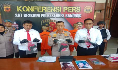 Kapolrestabes Bandung Kombes Pol Budi Sartono mengatakan, penembakan yang dilakukan tersangka YR diawali dengan perselisihan dengan seorang pria bernama Damung.