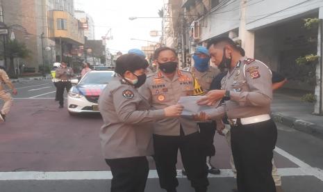 Kapolrestabes Bandung, Kombes Pol Ulung Sampurna Jaya mengatakan sebanyak 2.089 pengendara mendapatkan teguran karena melanggar aturan PSBB di hari pertama di Kota Bandung dan 50 orang pengendara diberikan blanko, Rabu (22/4).