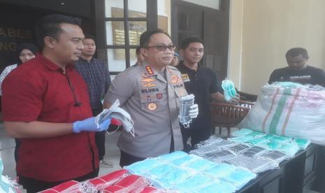 Kapolrestabes Bandung, Ulung Sampurna Jaya bersama Kasatreskrim, AKBP Galih Indra Giri memberikan keterangan pers terkait penangkapan seseorang yang diduga melakukan penimbunan makser di Bandung, Jumat (6/3). 