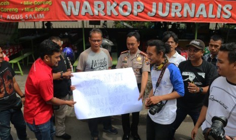 Kapolrestabes Medan Kombes Pol Sandi Nugroho (keempat kanan) berbincang bersama sejumlah jurnalis (Ilustrasi)