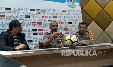 Kapolrestabes Surabaya Kombes Pol Rudi Setiawan (tengah) menggelar konferensi pers terkait persiapan pengamanan jelang pertandingan Persebaya Surabaya vs Arema FC dalam lanjutan Liga 1. Konferensi pers digelar di kediaman Wakil Wali Kota Surabaya, Sabtu (5/5)