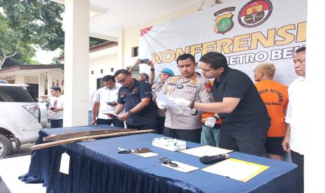 Kapolrestro Bekasi, Kombes Benediktus Twedi Aditya saat mengumumkan empat tersangka kasus kerusuhan di kantor BFI Finance Tambun di Mapolrestro Bekasi, Cikarang, Kabupaten Bekasi, Jawa Barat, Senin (13/2/2023).