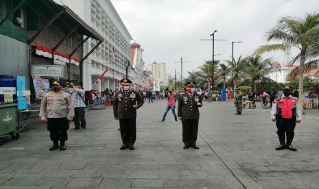 Kapolrestro Jakbar Kombes Pol Audie S Latuheru dan Dandim 0503/ Jakbar Kolonel Inf Dadang Ismail menggelar upacara pengibaran bendera di Kota Tua, Jakarta Barat, Senin (17/8).