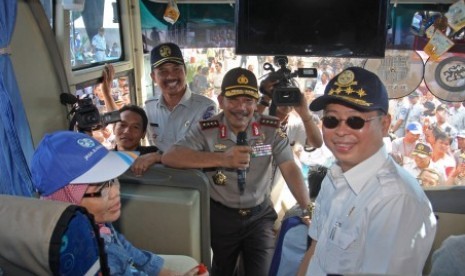 Kapolri Badrodin Haiti (tengah) saat meninjau bus mudik.