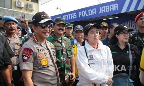 Kapolri beserta pejabat negara melakukan pengecekan Jalur Mudik kedua di Rest Area Penarukan dan Gerbang Tol Kertasari Tegal Jawa Tengah, Ahad (10/6).