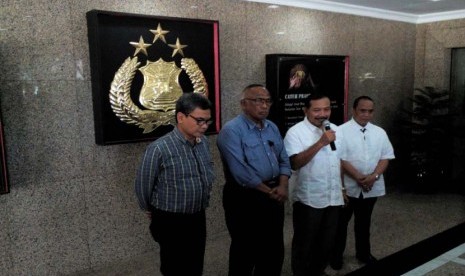 Kapolri Jenderal Badrodin Haiti (dua kanan) didampingi ketua KPK, Taufiequrachman Ruki, menggelar pertemuan di Mabes Polri, Jakarta, Sabtu (2/5).