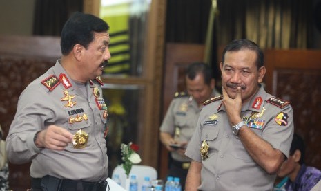 Kapolri Jenderal Badrodin Haiti (kanan) berbincang bersama Wakapolri Komjen Budi Gunawan (kiri) usai memberikan santunan kepada keluarga korban teror Thamrin di kompleks Mabes Polri, Jakarta, Jumat (22/1). 