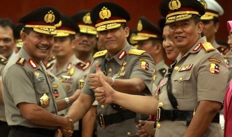 Kapolri Jenderal Badrodin Haiti (kiri) berjabat komando bersama Komjen Pol Budi Waseso (tengah) dan Komjen Pol Anang Iskandar (kanan) usai serah terima jabatan (sertijab) di Ruptama Mabes Polri, Jakarta, Senin (7/9). 