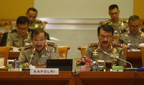 Kapolri Jenderal Badrodin Haiti (kiri) didampingi Wakapolri Komjen Budi Gunawan mengikuti rapat kerja dengan Komisi III DPR di Kompleks Parlemen, Senayan, Jakarta, Kamis (17/9).