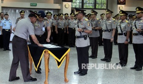  Kapolri Jenderal Badrodin Haiti (kiri) menandatangani surat saat serah terima jabatan di Mabes Polri, Jakarta, Selasa (31/5).  (Republika/Tahta Aidilla)