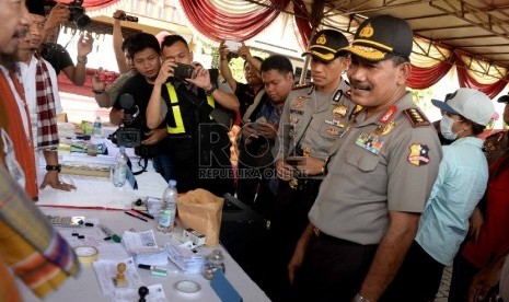  Kapolri Jenderal Badrodin Haiti meninjau pemilihan Wali Kota Depok di TPS Kampung Pilkada RW 03, Depok, Jawa Barat, Rabu (9/12).  (Republika/Wihdan)