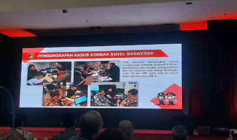 Kapolri Jenderal Idham Azis menunjukkan foto pemeriksaan terhadap pelaku penyerangan Novel Baswedan, Sabtu (28/12).