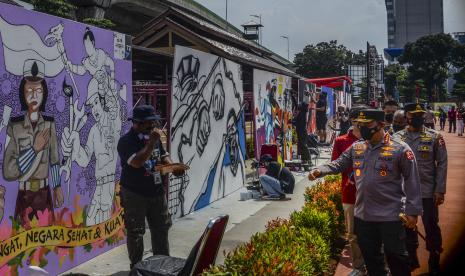 Kapolri Jenderal Listyo Sigit Prabowo berbincang dengan seniman pada kegiatan Bhayangkara Mural Festival di Lapangan Bhayangkara, Jakarta.