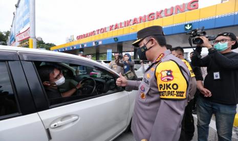 Kapolri Jenderal Listyo Sigit Prabowo bersama dengan Gubernur Jawa Tengah (Jateng) Ganjar Pranowo beserta stakeholder lainnya meninjau langsung Pos Terpadu Gerbang Tol Kalikangkung KM 414 untuk memastikan kesiapan pelayanan mudik Lebaran 2022.