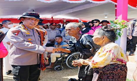 Kapolri Jenderal Listyo Sigit Prabowo bersama dengan Ketua Umum Bhayangkari Juliati Sigit Prabowo menghadiri kegiatan bakti kesehatan dan sosial untuk masyarakat Palue, Kabupaten Sikka, Nusa Tenggara Timur (NTT), Kamis (24/8/2023).