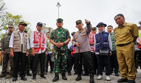 Kapolri Jenderal Listyo Sigit Prabowo bersama dengan lintas sektoral terkait meninjau Pelabuhan Merak, untuk memastikan kesiapan arus mudik dan balik Hari Raya Idul Fitri tahun 2023.